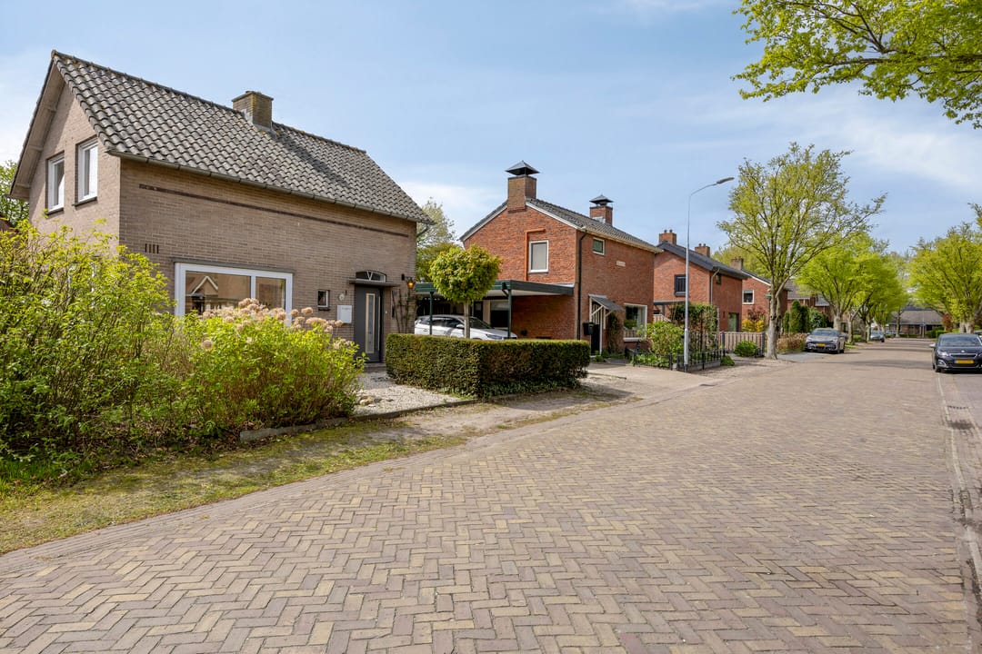 Photo 32 of Burgemeester Schade van Westrumlaan 1