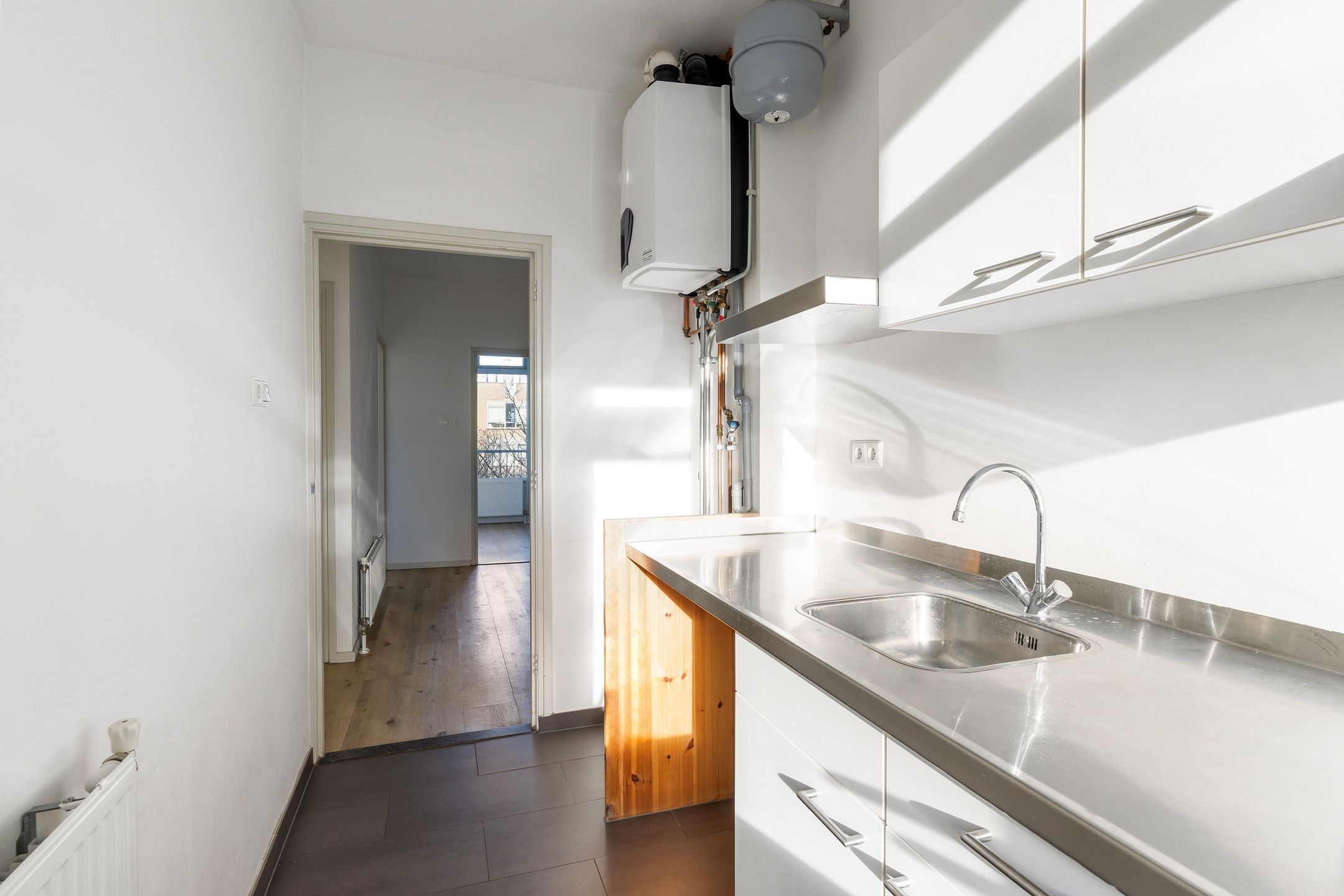 Renovated 3-room apartment with two balconies and free views in central Rotterdam — 12