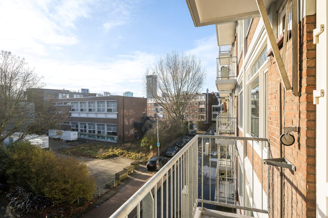 Renovated 3-room apartment with two balconies and free views in central Rotterdam — 13