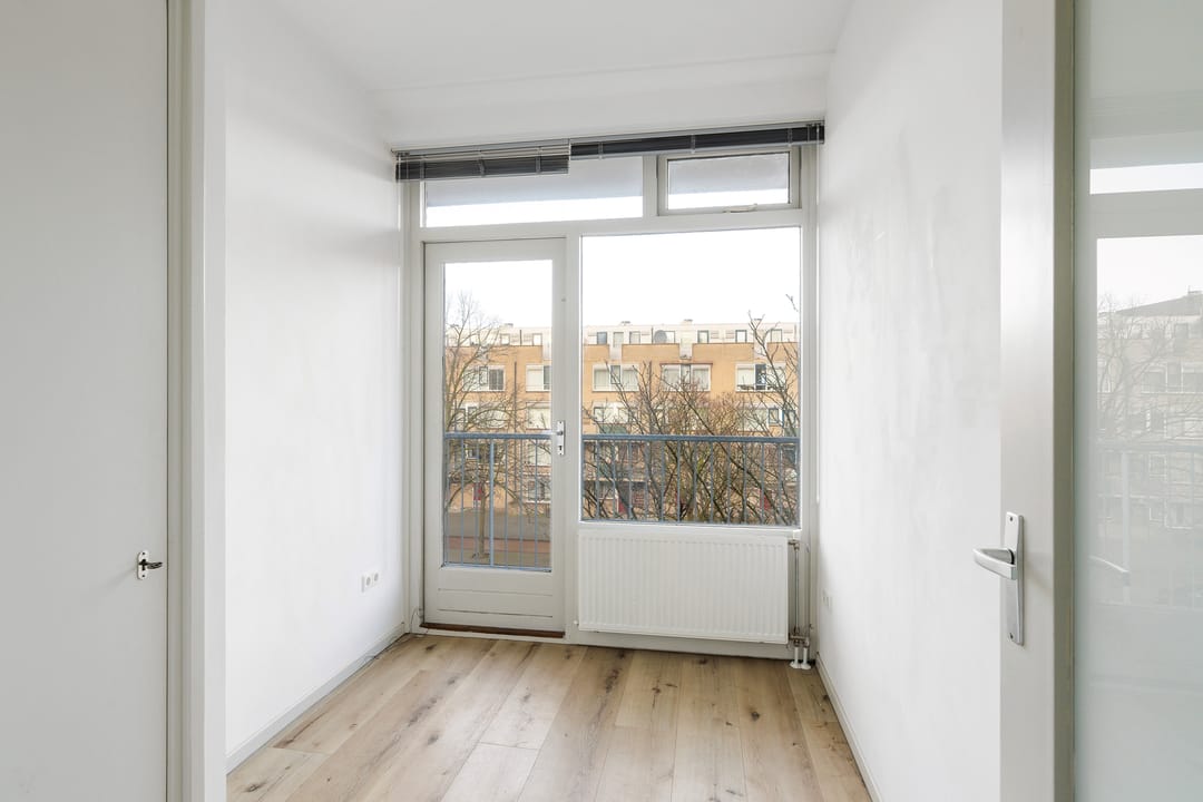 Renovated 3-room apartment with two balconies and free views in central Rotterdam — 16