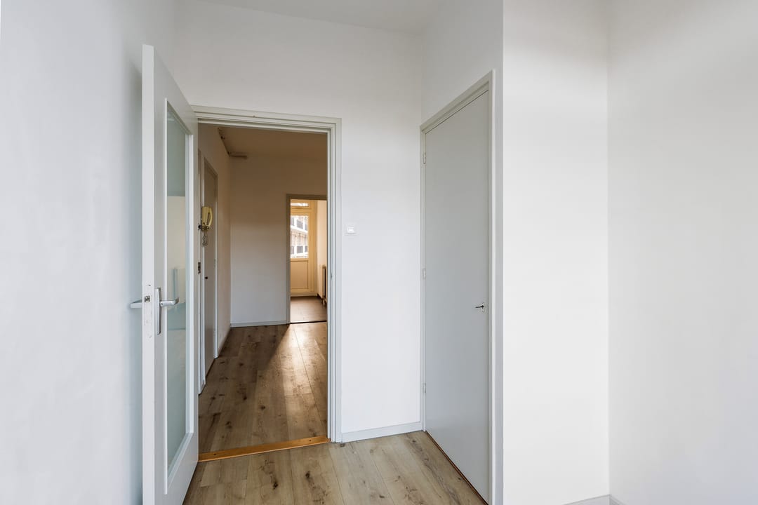 Renovated 3-room apartment with two balconies and free views in central Rotterdam — 17