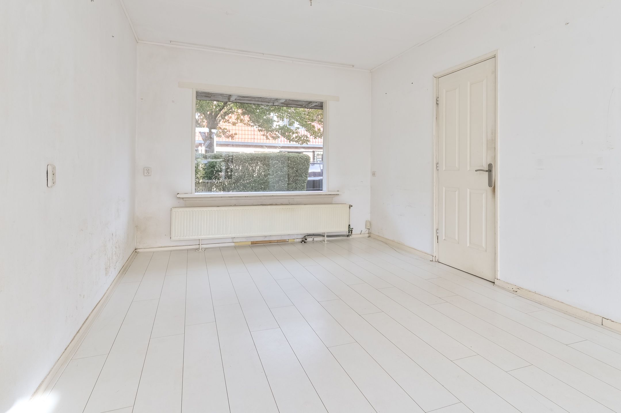 Renovatable Semi-Detached Home with Deep Garden in Desirable 1930s Neighborhood — 12