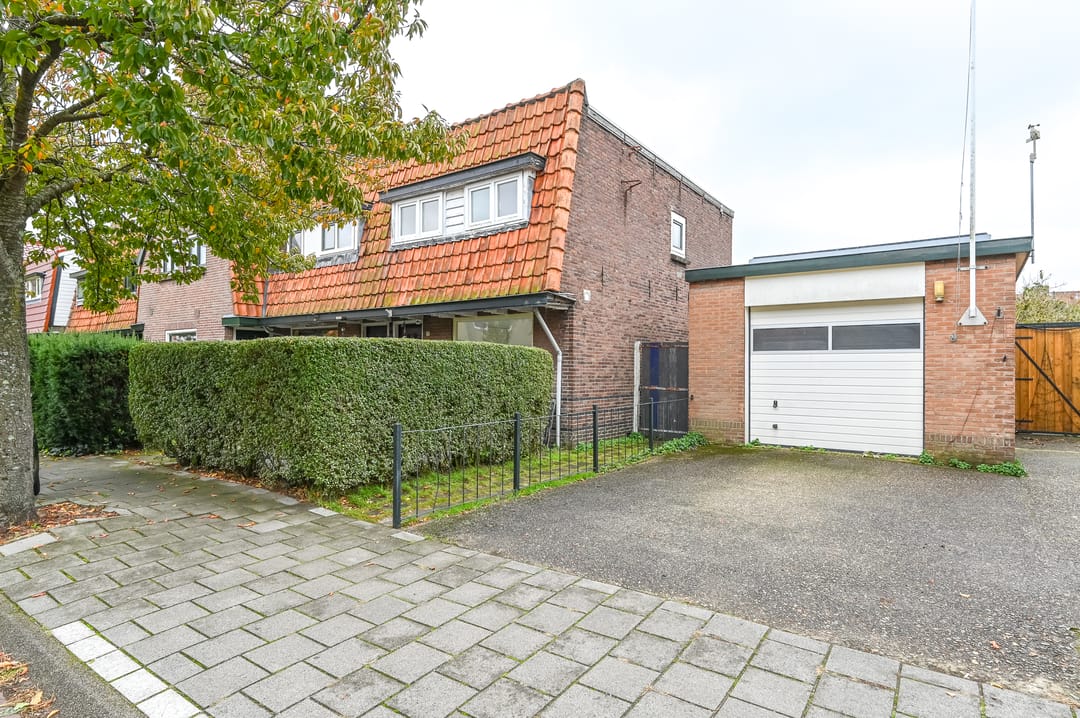 Te Renoveren Tussenwoning met Diepe Tuin in Gewild 1930-wijk