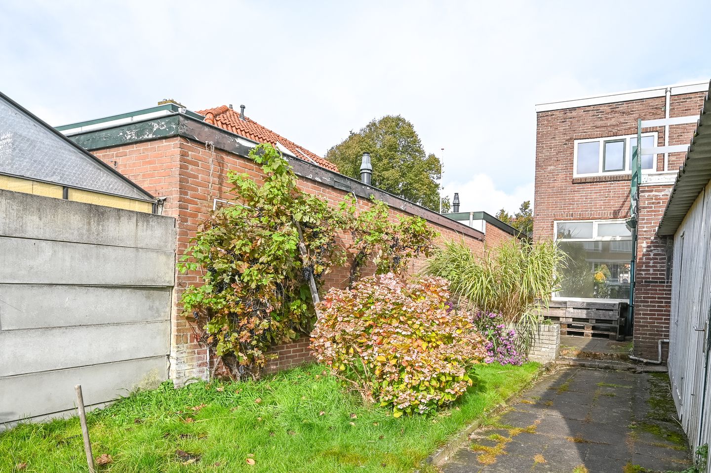 Renovatable Semi-Detached Home with Deep Garden in Desirable 1930s Neighborhood — 35