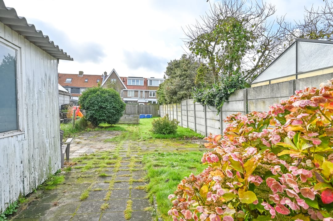 Renovatable Semi-Detached Home with Deep Garden in Desirable 1930s Neighborhood — 31