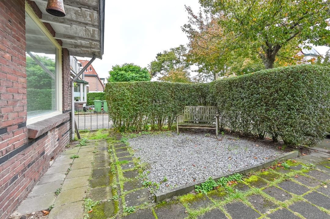 Renovatable Semi-Detached Home with Deep Garden in Desirable 1930s Neighborhood — 37