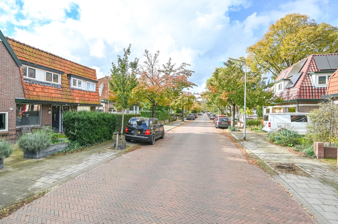 Renovatable Semi-Detached Home with Deep Garden in Desirable 1930s Neighborhood — 38