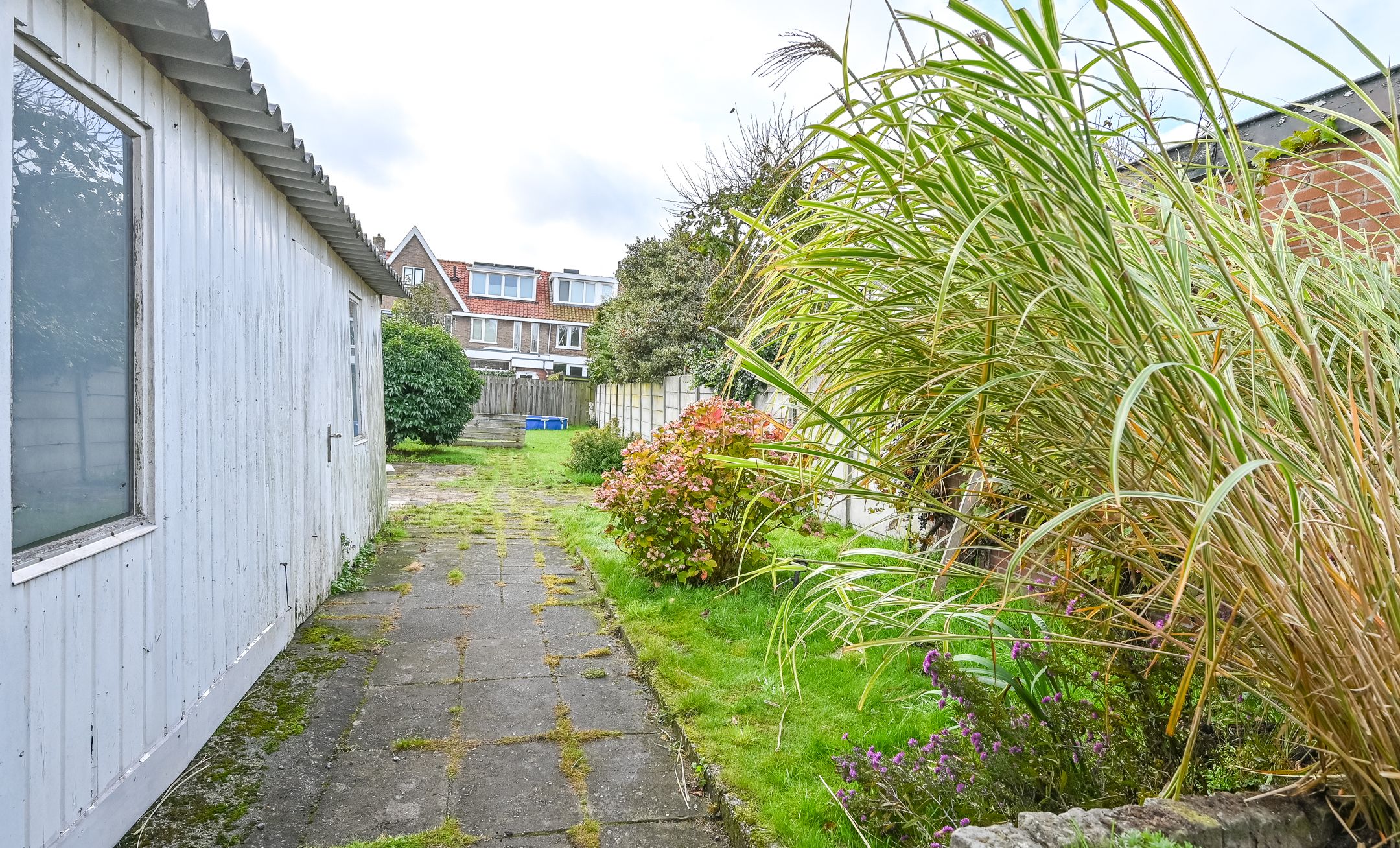 Renovatable Semi-Detached Home with Deep Garden in Desirable 1930s Neighborhood — 30