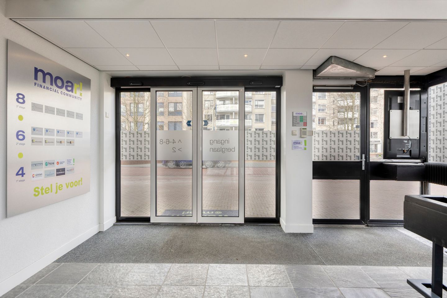 Bekijk foto 2 van Berglaan 8