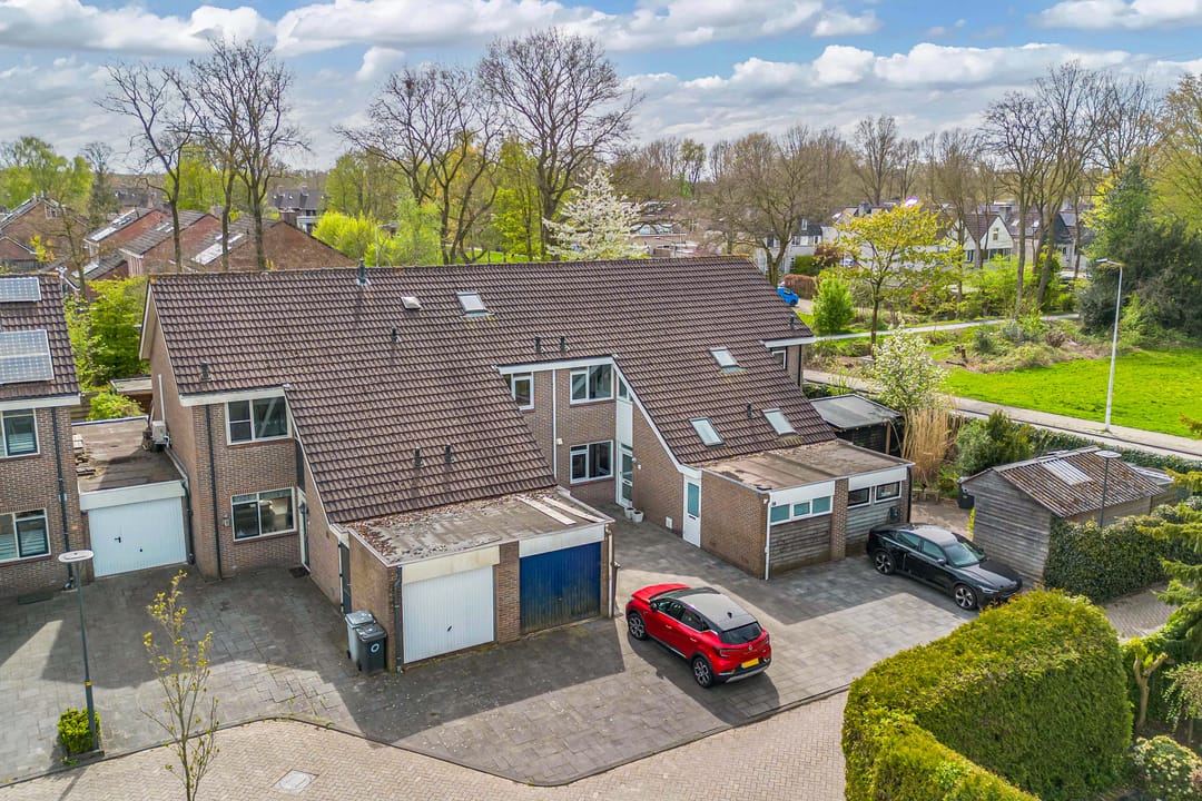 Garden-oriented family living in a spacious home in De Drait — 47