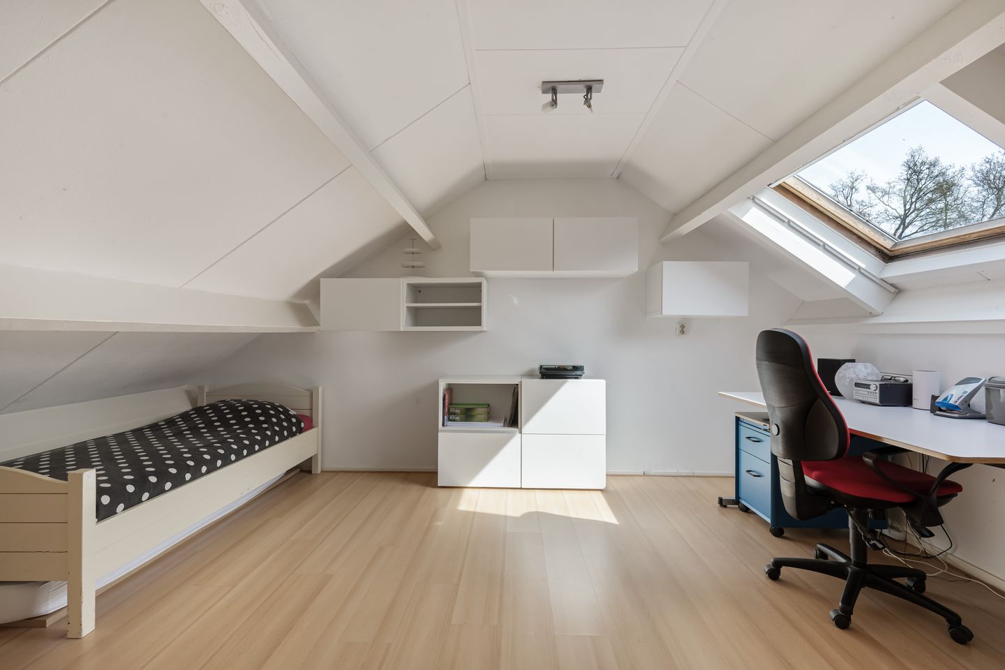 Garden-oriented family living in a spacious home in De Drait — 34