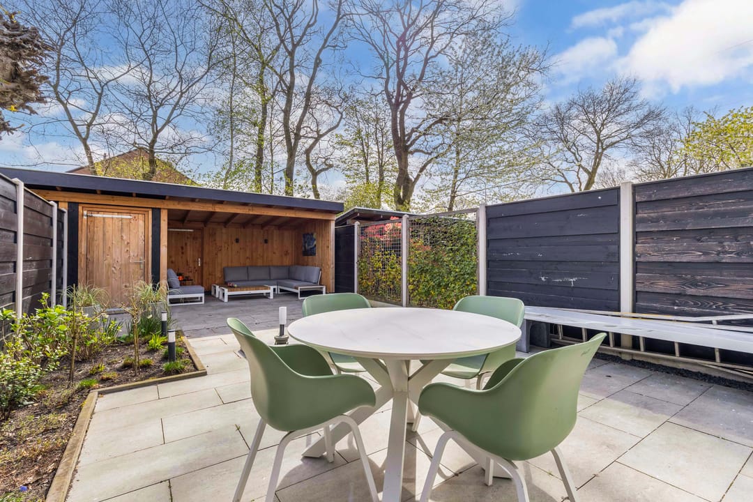 Garden-oriented family living in a spacious home in De Drait — 38