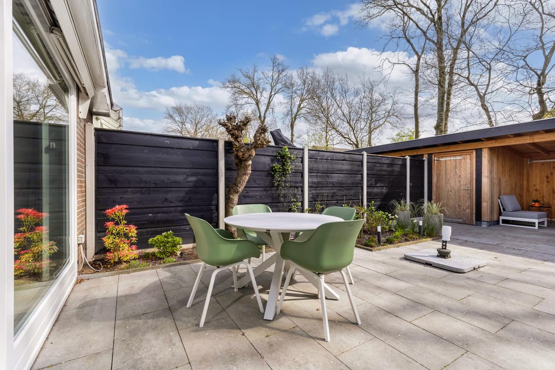 Garden-oriented family living in a spacious home in De Drait — 37