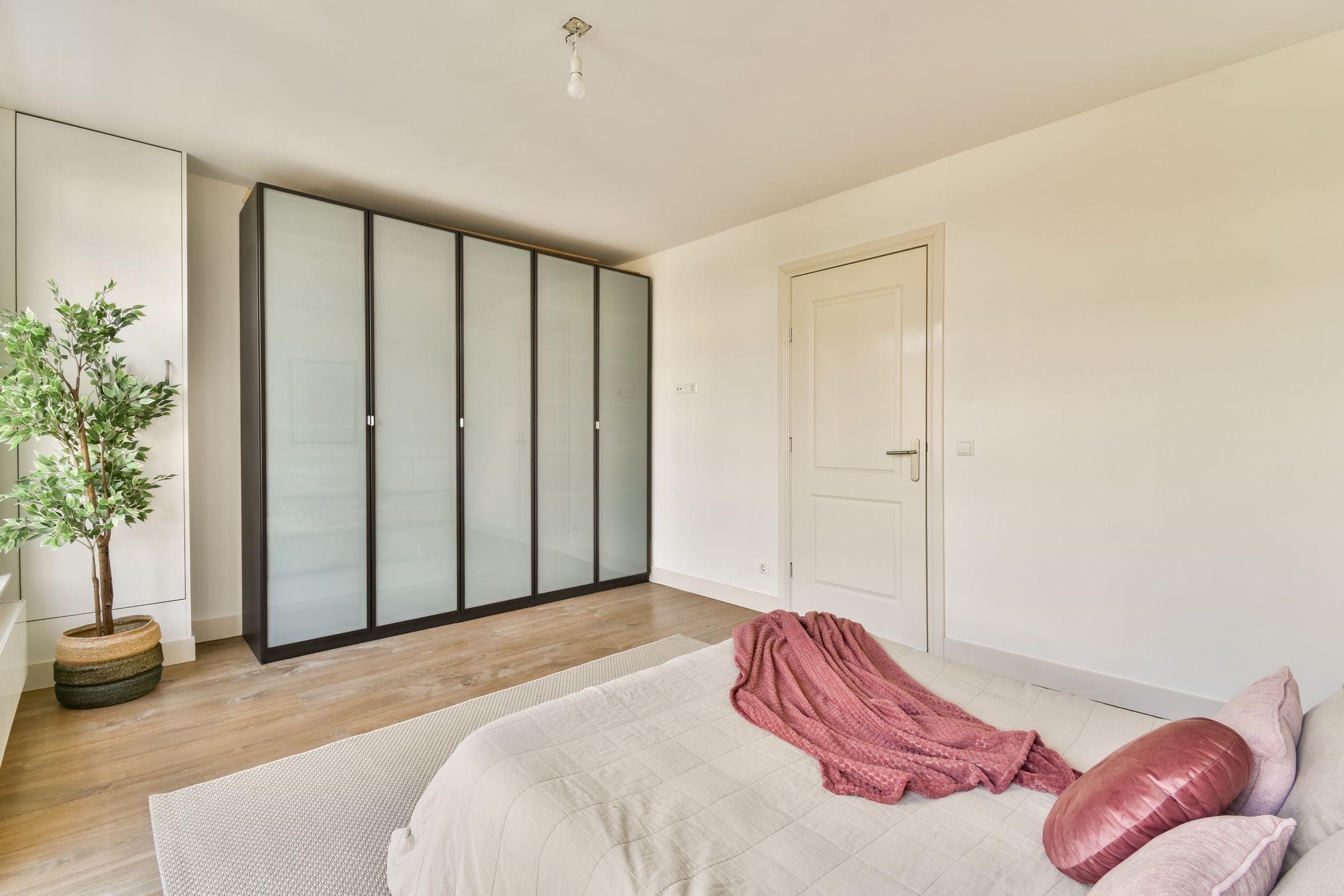 Charming Apartment with Spacious Balcony in De Pijp on Freehold Land — 15