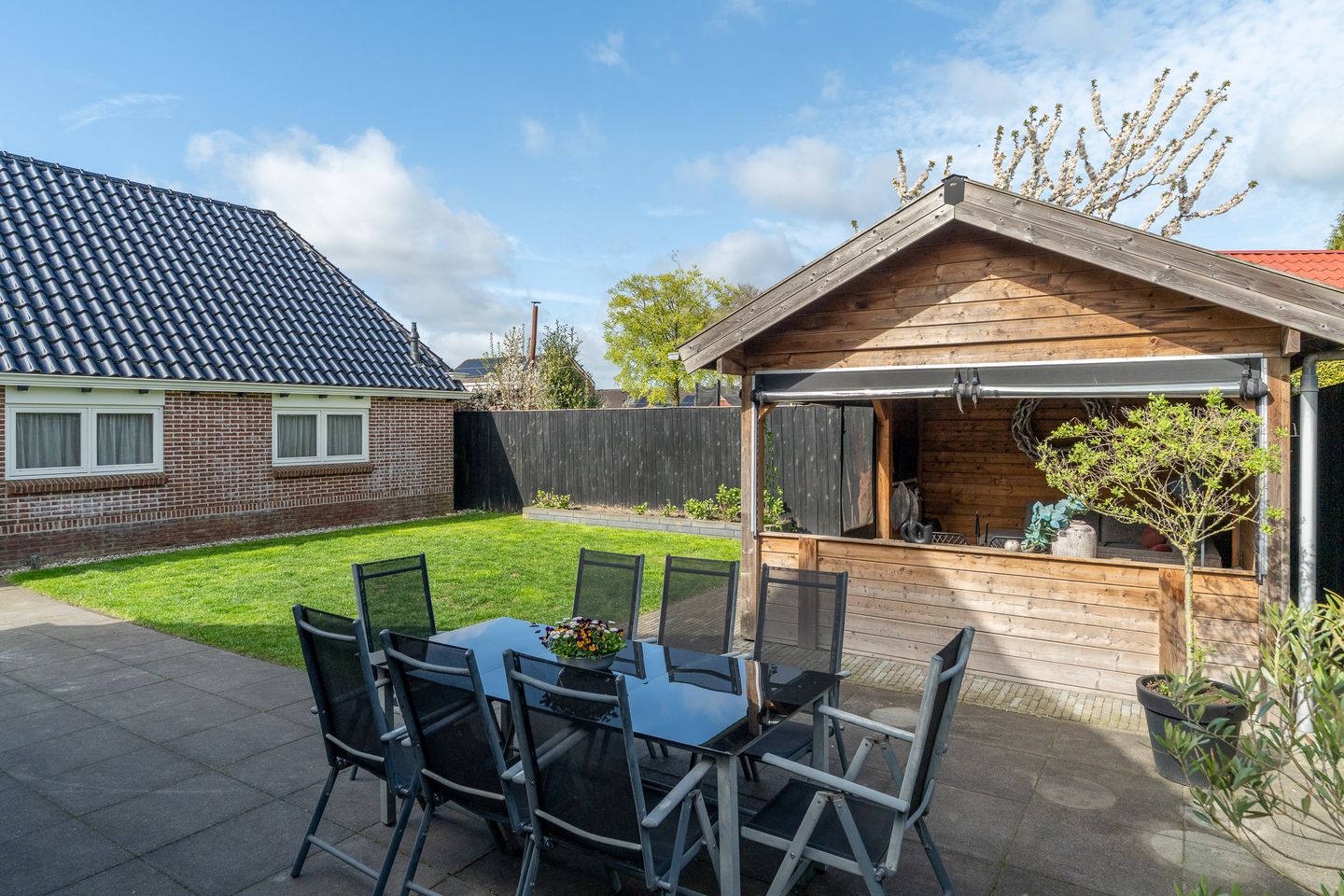 Spacious Detached Home with Double Garage in De Westereen — 40
