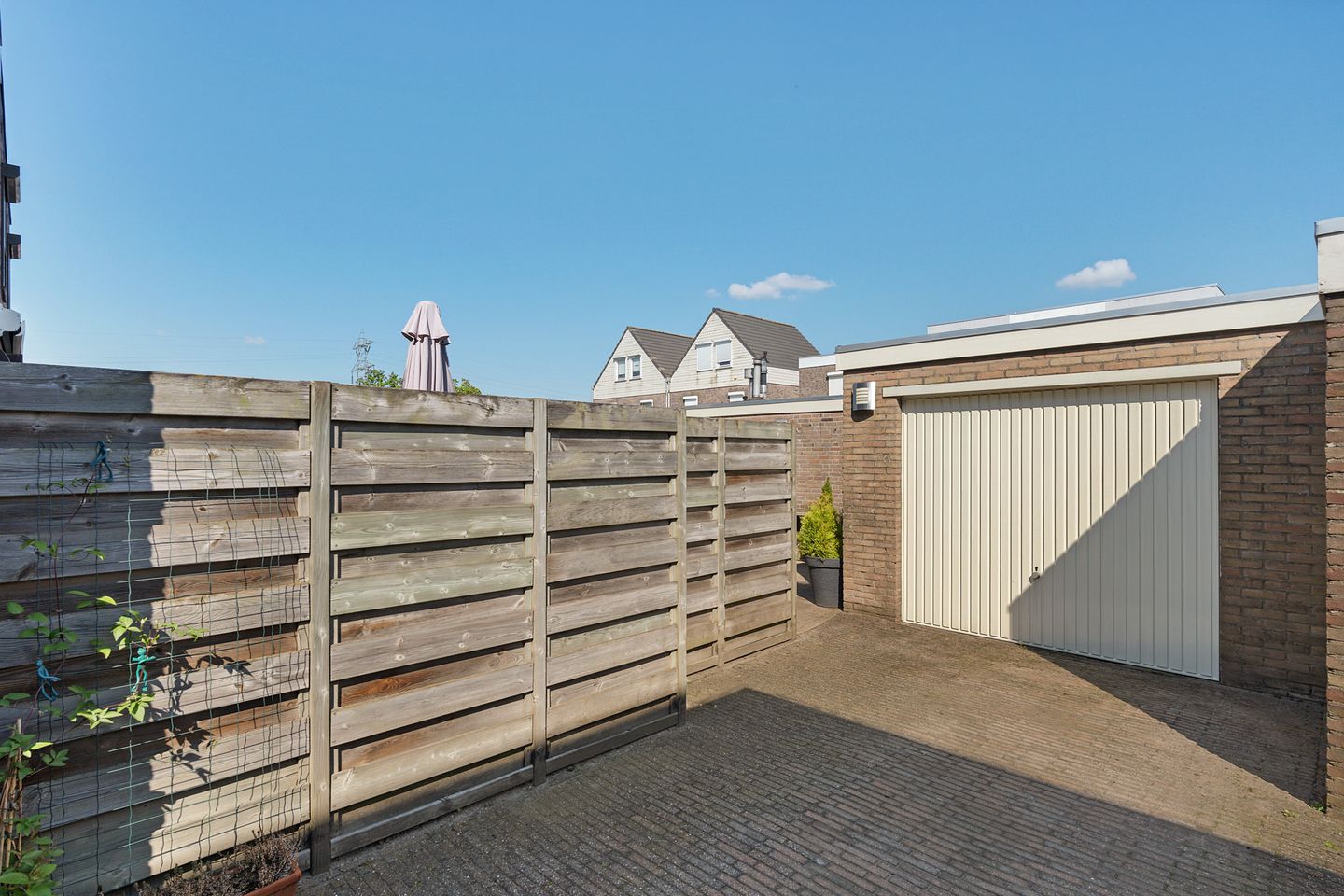Semi-detached home with garage near Oss center — 35