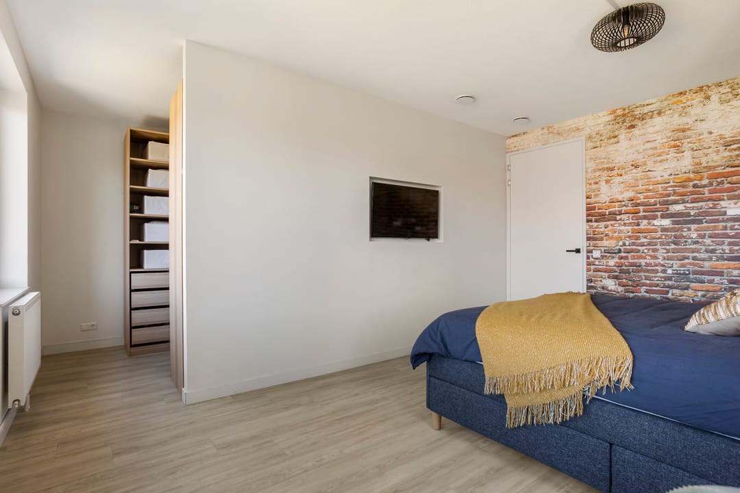 Spacious Semi-Detached Home with Luxury Finishes and Garage — 23