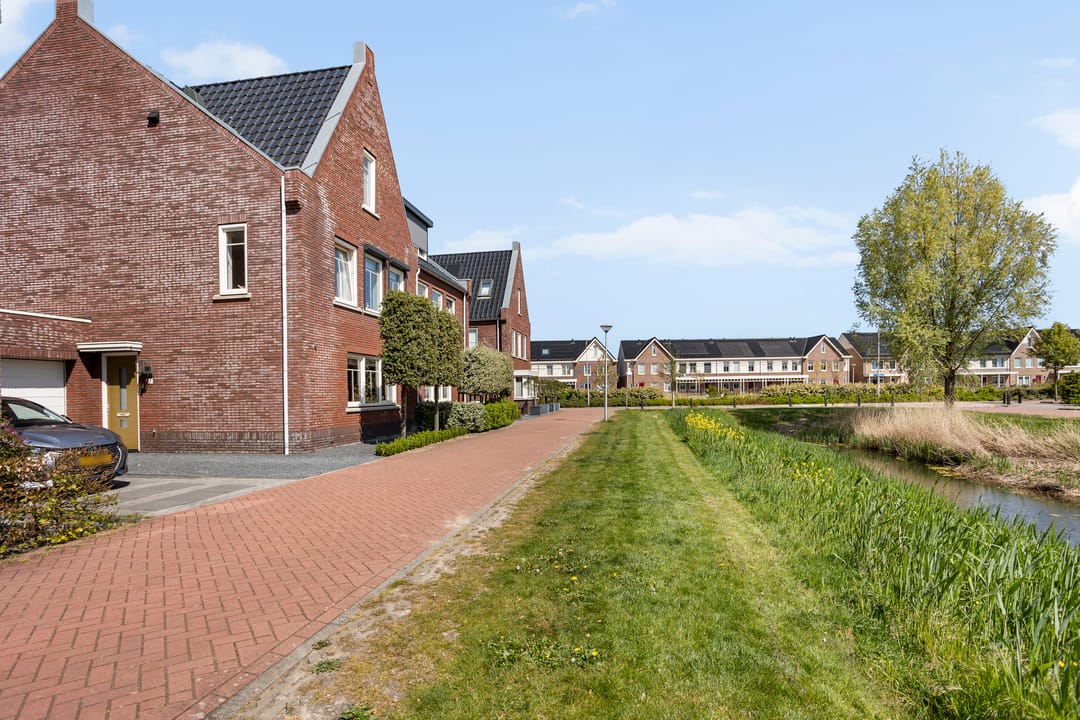 Spacious Semi-Detached Home with Luxury Finishes and Garage — 41