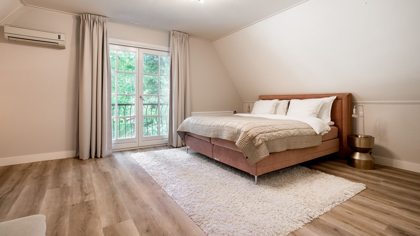 Exclusive Villa with Heated Swimming Pool in Wooded Setting — 25