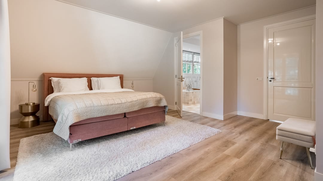 Exclusive Villa with Heated Swimming Pool in Wooded Setting — 26