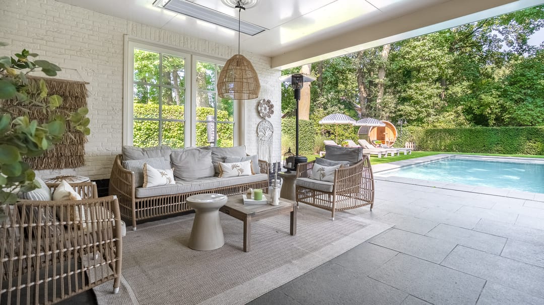 Exclusive Villa with Heated Swimming Pool in Wooded Setting — 38