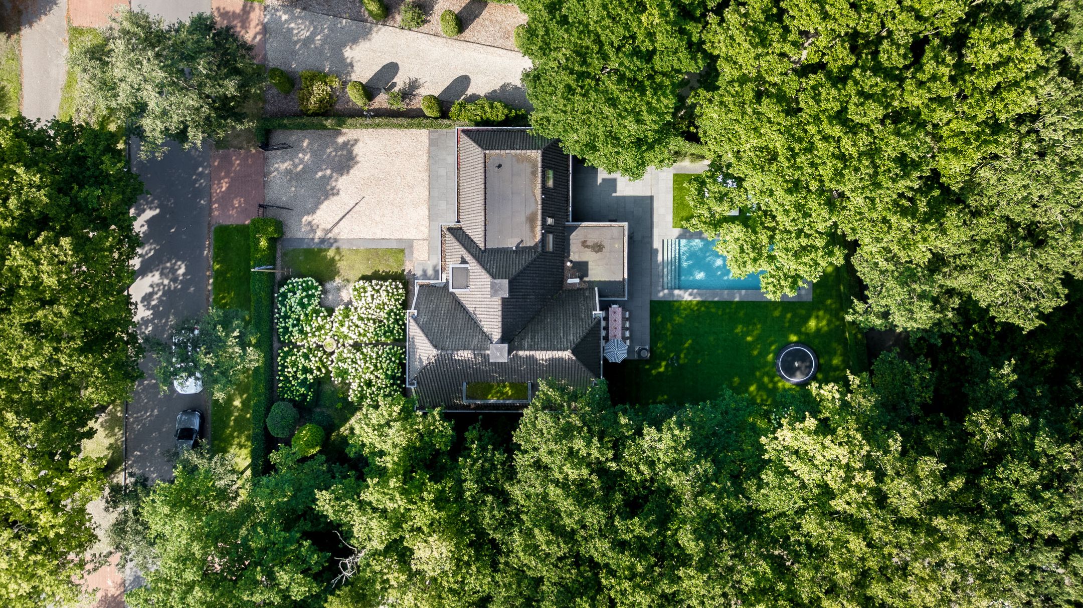 Exclusive Villa with Heated Swimming Pool in Wooded Setting — 54