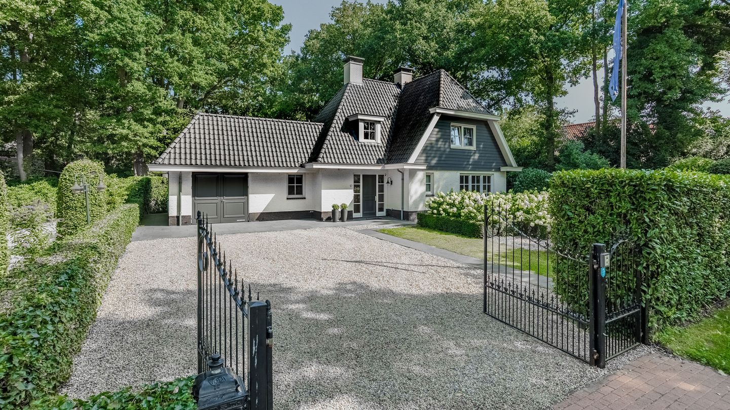 Exclusive Villa with Heated Swimming Pool in Wooded Setting — 55