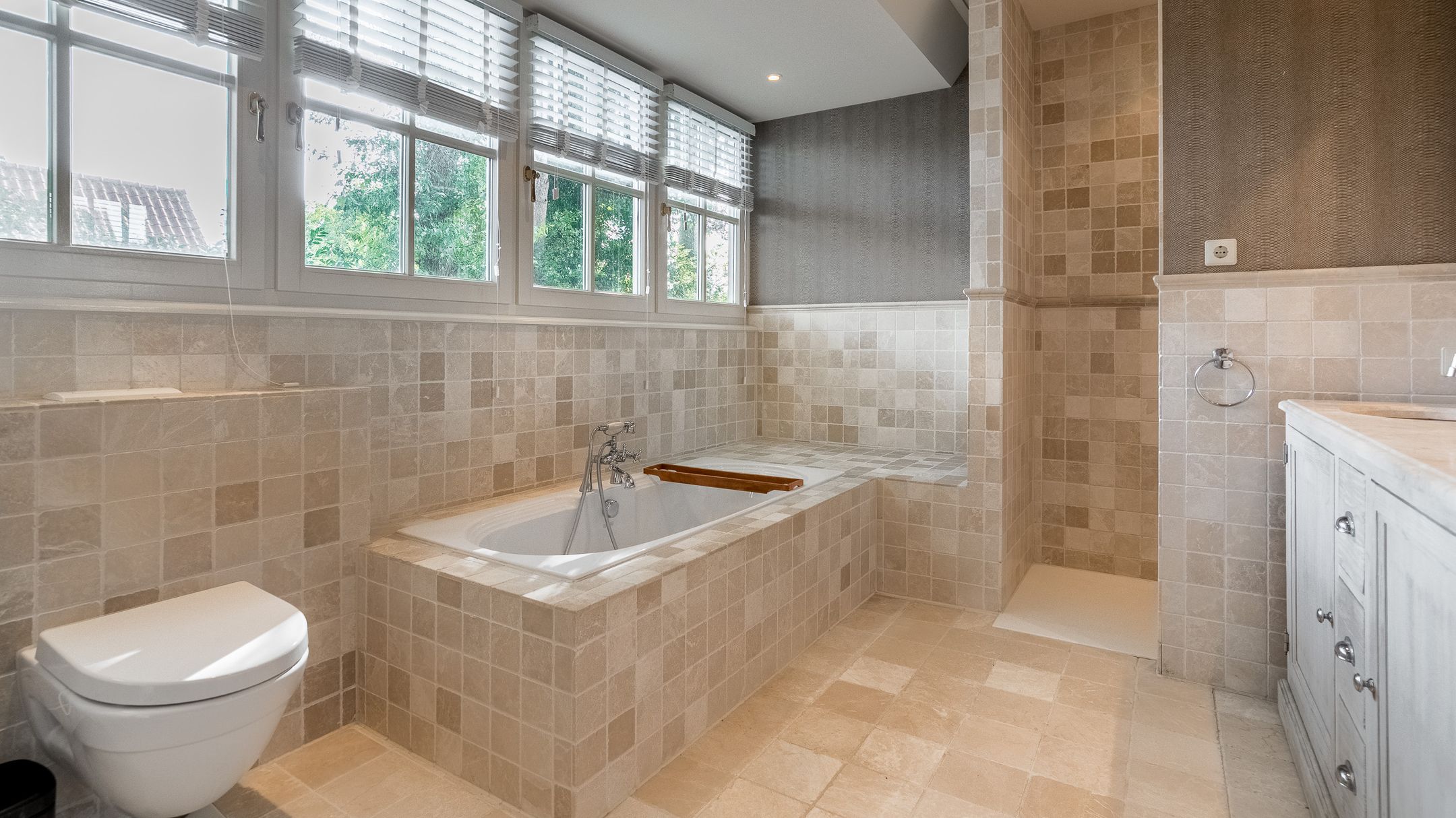 Exclusive Villa with Heated Swimming Pool in Wooded Setting — 27