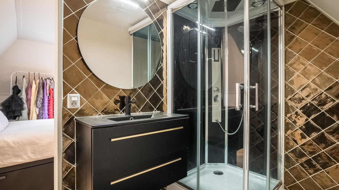 Exclusive Villa with Heated Swimming Pool in Wooded Setting — 35