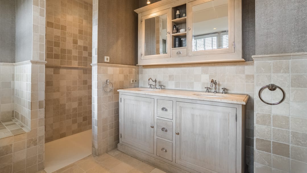 Exclusive Villa with Heated Swimming Pool in Wooded Setting — 28