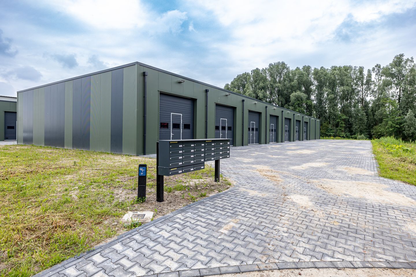 View photo 1 of Beneluxweg 114