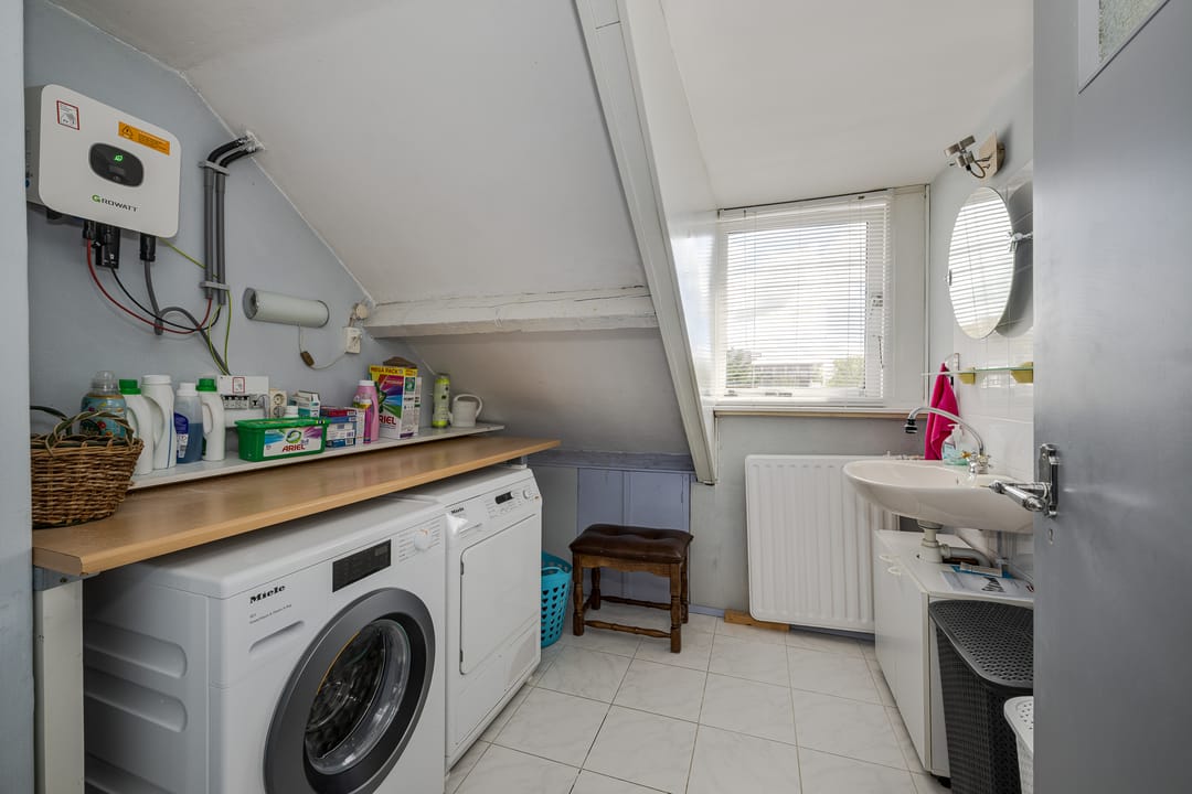 Spacious Five-Room Terraced House with Sunny Garden and Separate Garage in Family-Friendly Neighborhood — 31