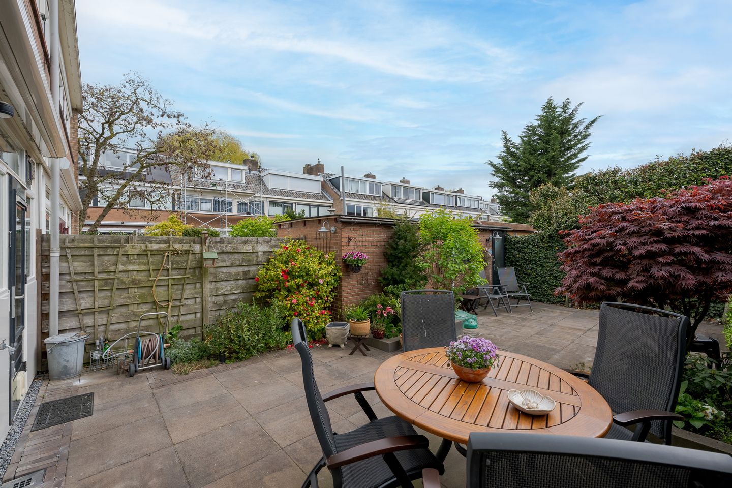 Spacious Five-Room Terraced House with Sunny Garden and Separate Garage in Family-Friendly Neighborhood — 35