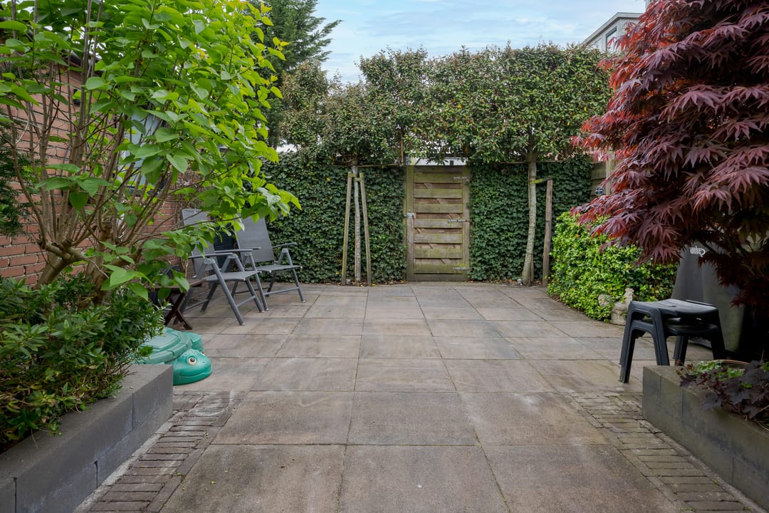 Spacious Five-Room Terraced House with Sunny Garden and Separate Garage in Family-Friendly Neighborhood — 37