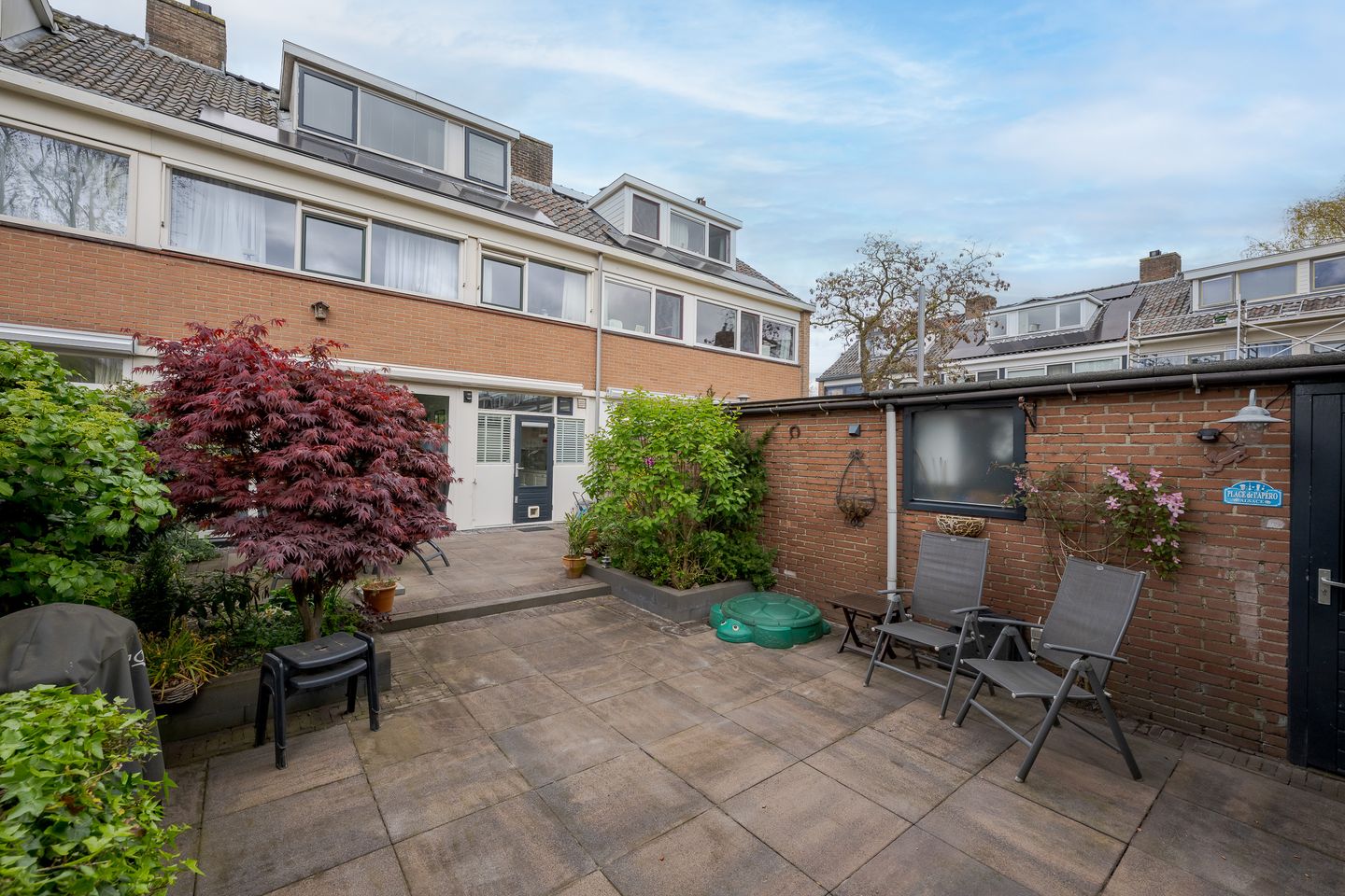 Spacious Five-Room Terraced House with Sunny Garden and Separate Garage in Family-Friendly Neighborhood — 40