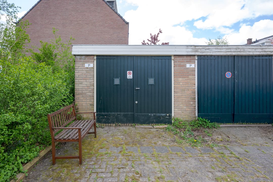 Spacious Five-Room Terraced House with Sunny Garden and Separate Garage in Family-Friendly Neighborhood — 41