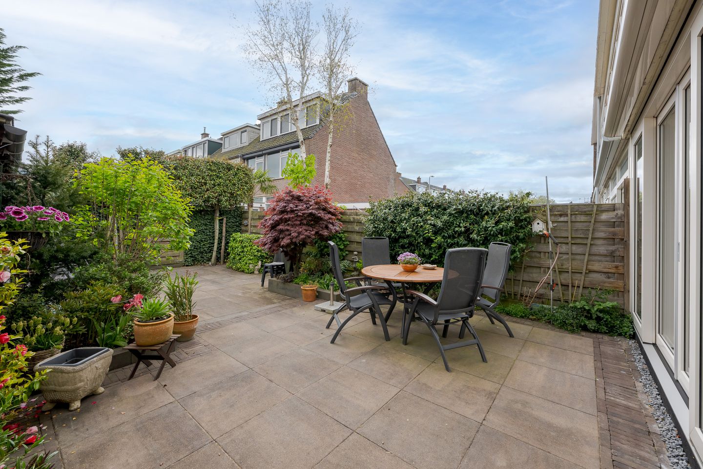 Spacious Five-Room Terraced House with Sunny Garden and Separate Garage in Family-Friendly Neighborhood — 34