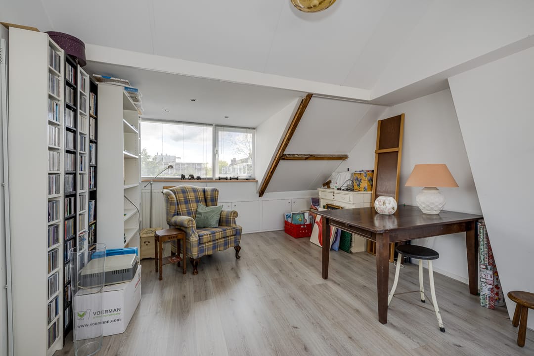 Spacious Five-Room Terraced House with Sunny Garden and Separate Garage in Family-Friendly Neighborhood — 32