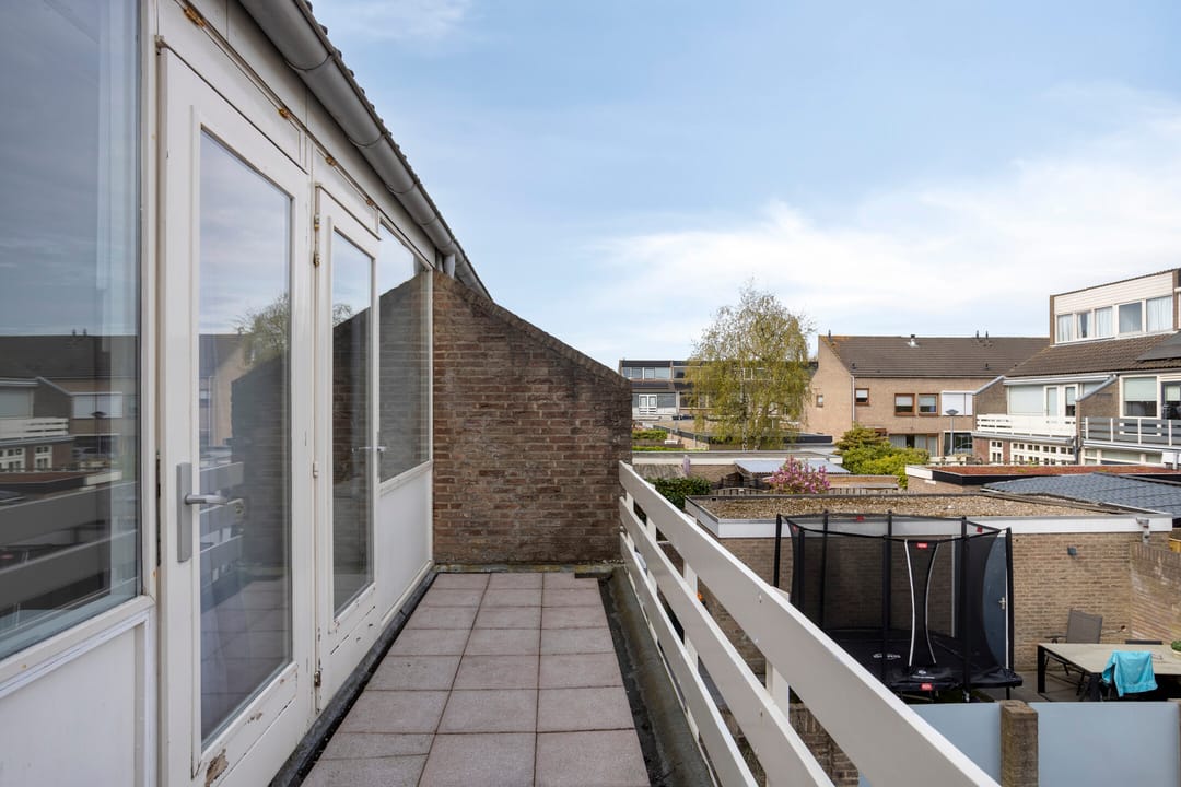 Spacious corner home with four bedrooms in family-friendly Rijnsburg neighborhood — 13