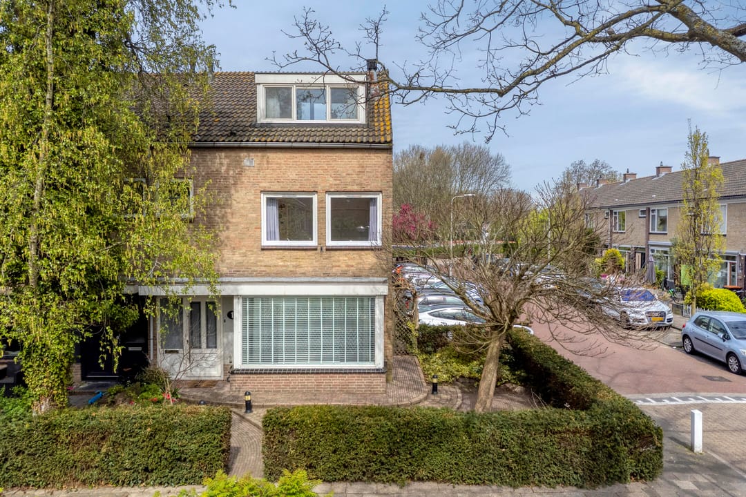 Spacious corner home with four bedrooms in family-friendly Rijnsburg neighborhood — 28