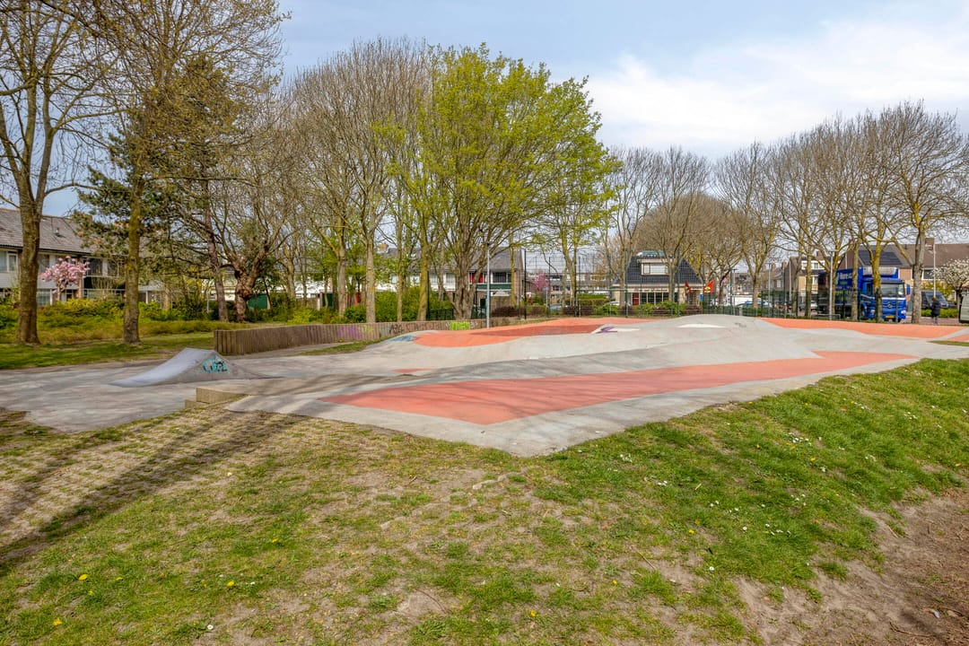 Spacious corner home with four bedrooms in family-friendly Rijnsburg neighborhood — 32