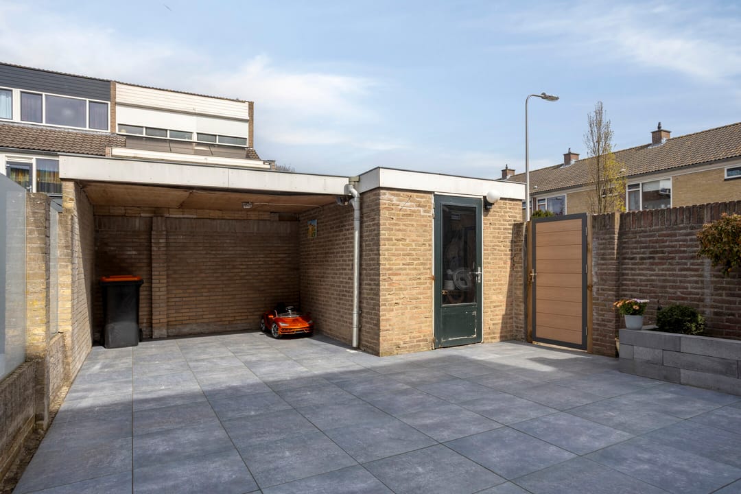 Spacious corner home with four bedrooms in family-friendly Rijnsburg neighborhood — 26