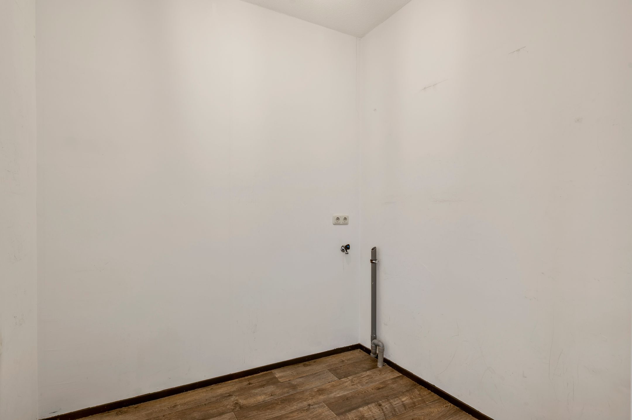 Spacious Apartment with Sunny Balcony and Parking in Roermond City Center — 24
