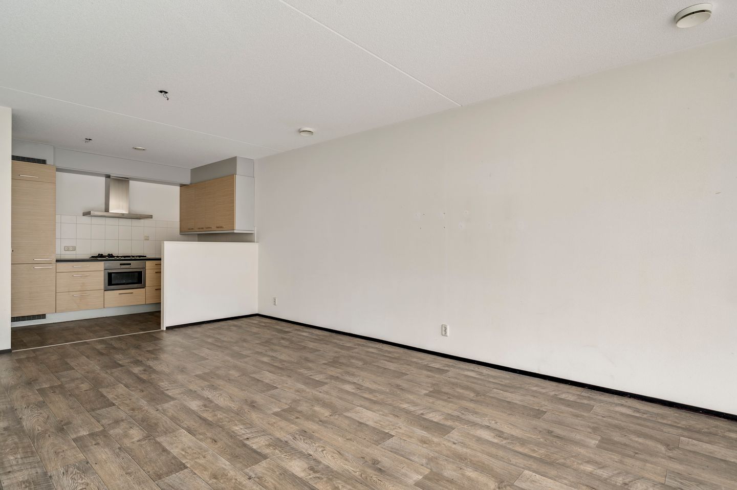 Spacious Apartment with Sunny Balcony and Parking in Roermond City Center — 14