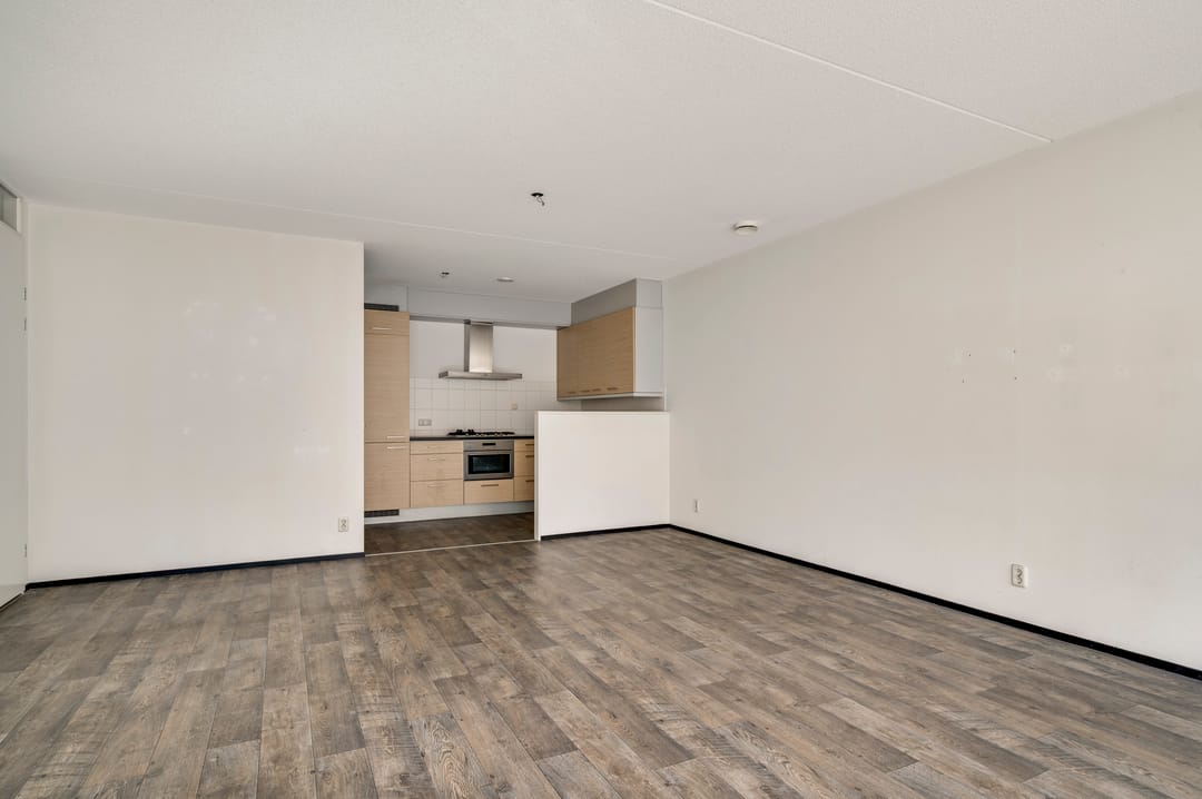 Spacious Apartment with Sunny Balcony and Parking in Roermond City Center — 13