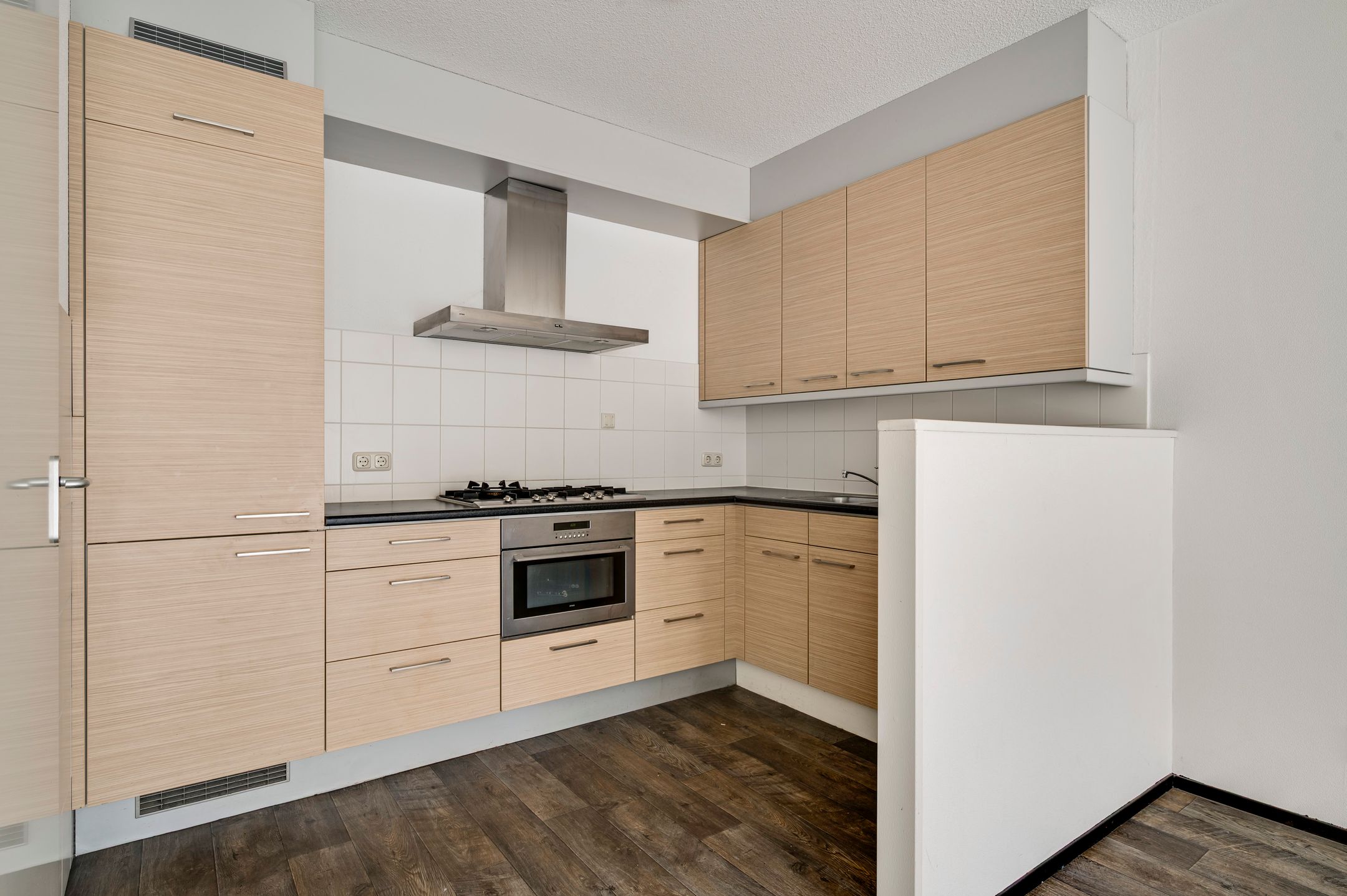 Spacious Apartment with Sunny Balcony and Parking in Roermond City Center — 15