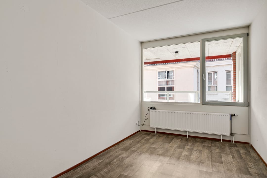 Spacious Apartment with Sunny Balcony and Parking in Roermond City Center — 17