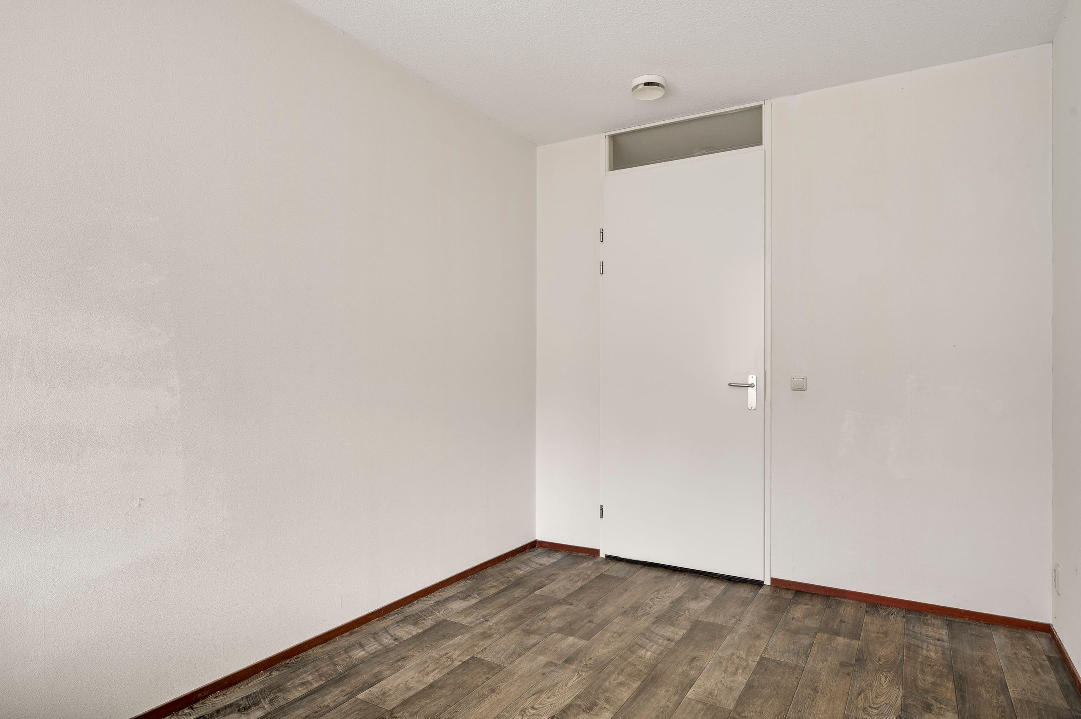 Spacious Apartment with Sunny Balcony and Parking in Roermond City Center — 18