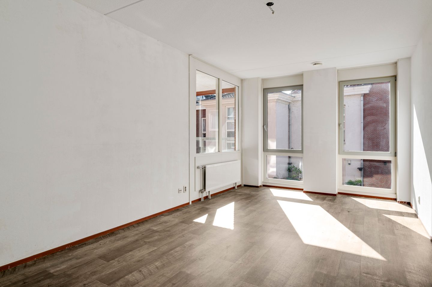 Spacious Apartment with Sunny Balcony and Parking in Roermond City Center — 20