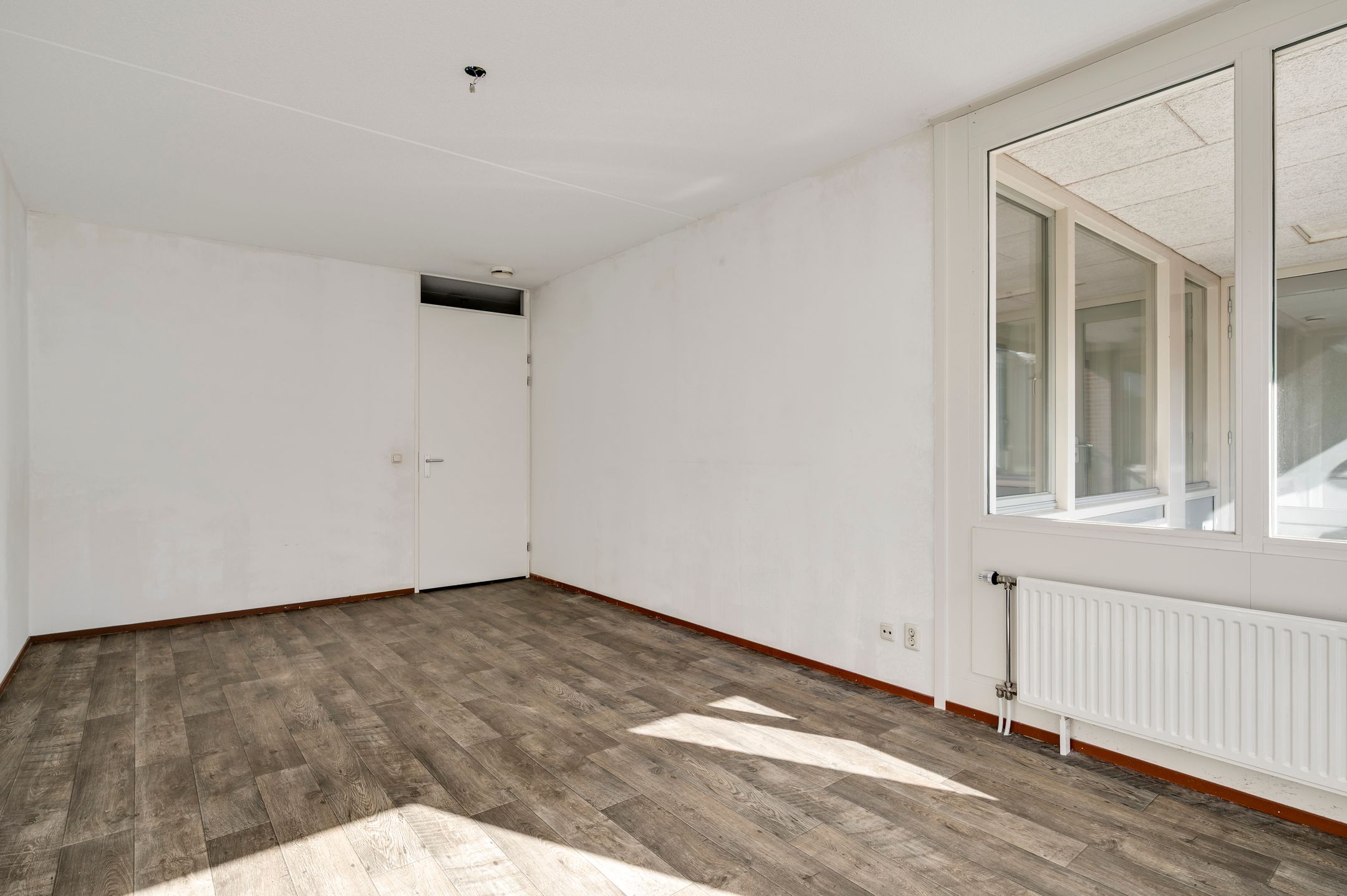 Spacious Apartment with Sunny Balcony and Parking in Roermond City Center — 21